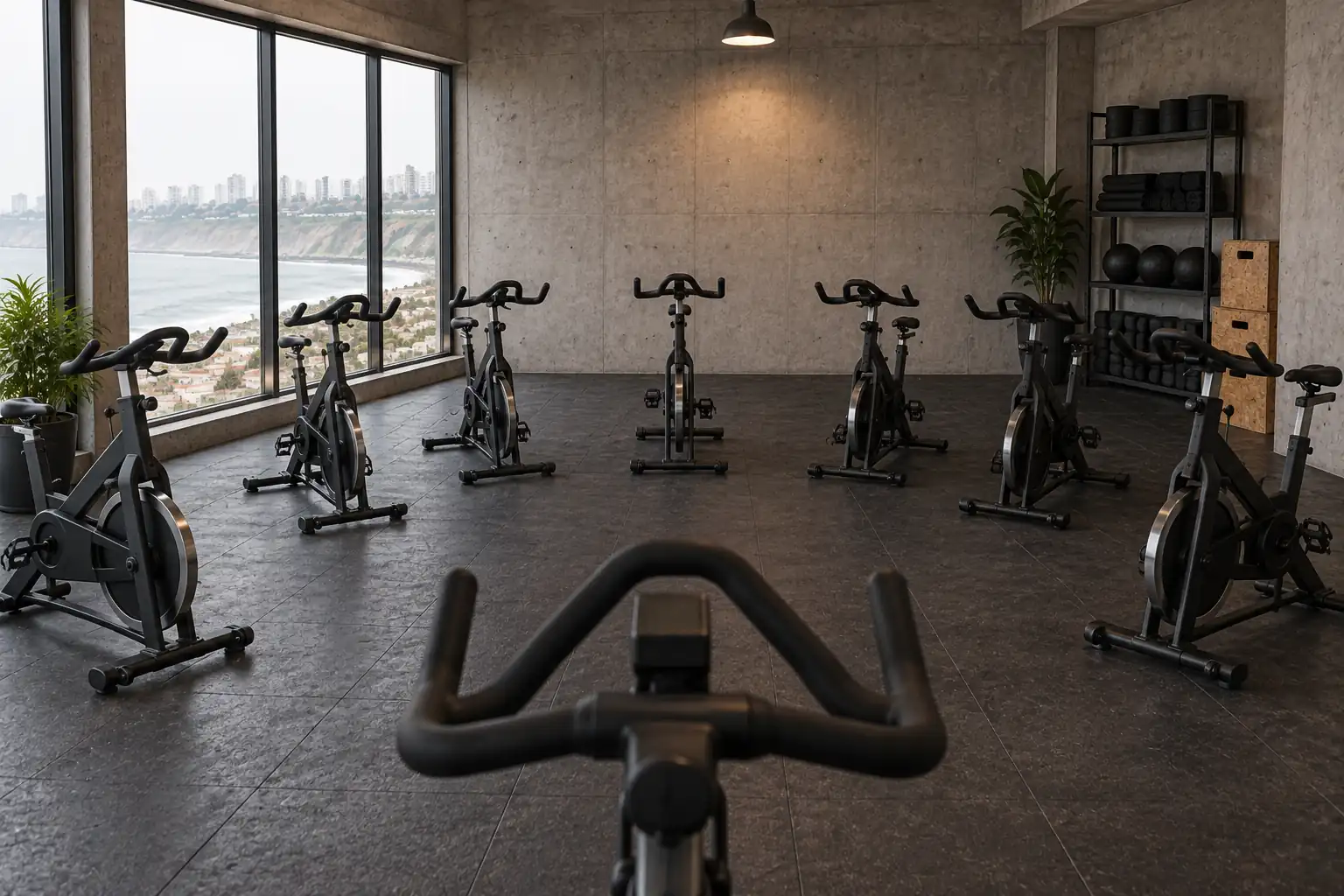 Salón de ciclismo indoor con bicicletas en semicírculo