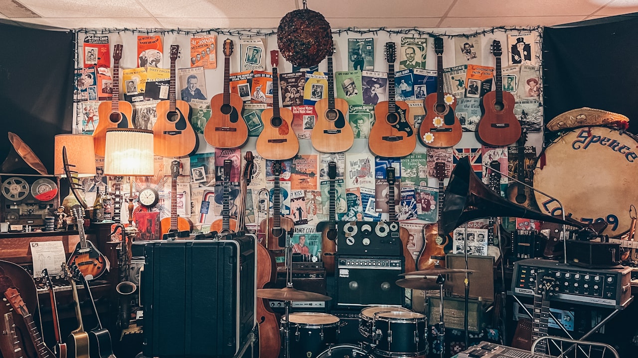 Interior de la tienda Tono Mayor con instrumentos en exhibición