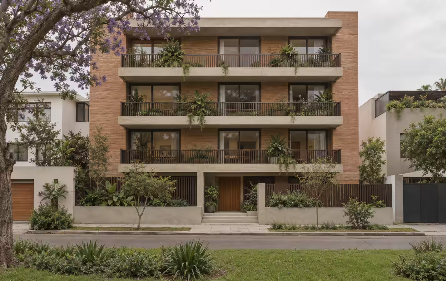 Fachada del edificio residencial con balcones de madera