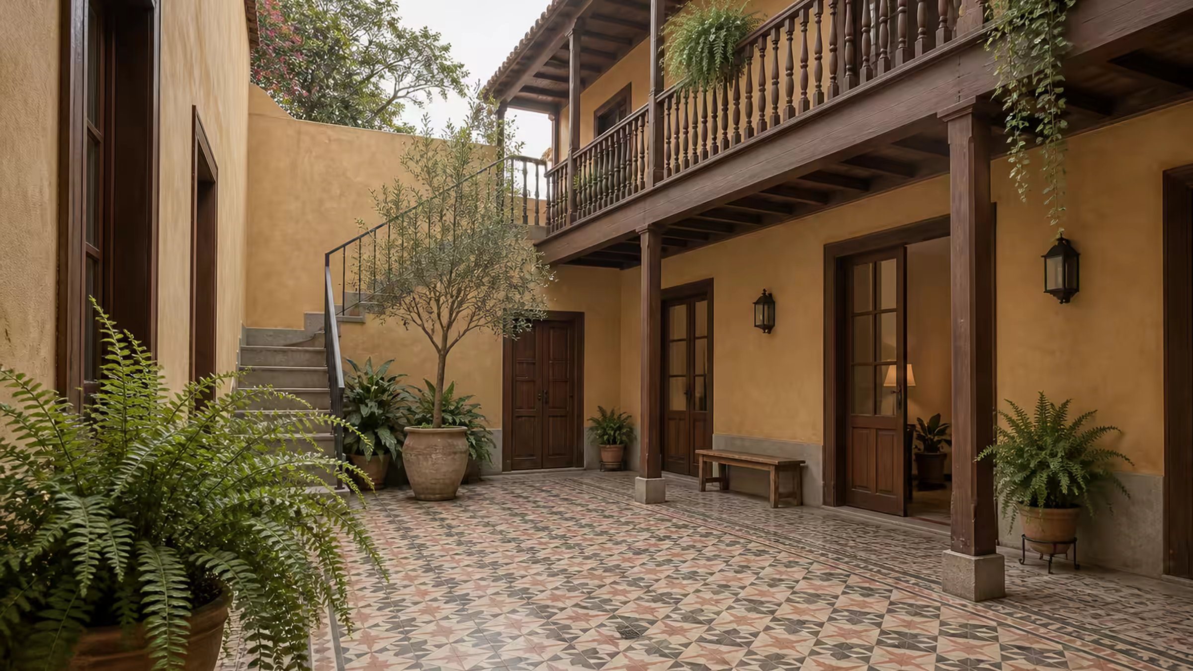 Patio interior de una casa restaurada, con galería en el segundo piso
