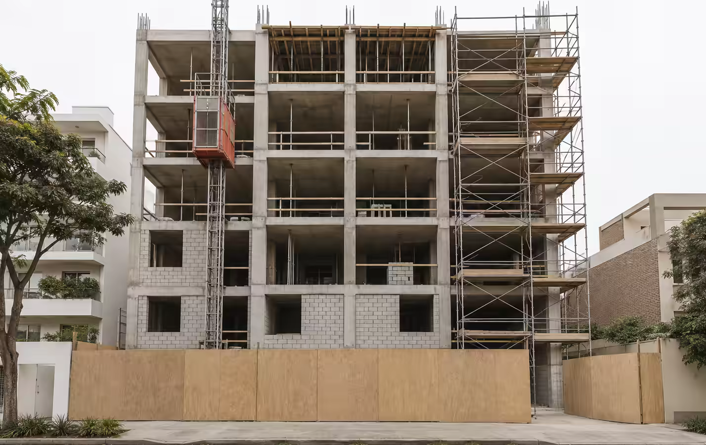 Edificio en construcción visto desde la calle