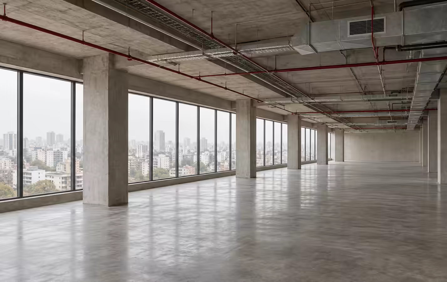 Piso de oficina vacío con ventanal corrido